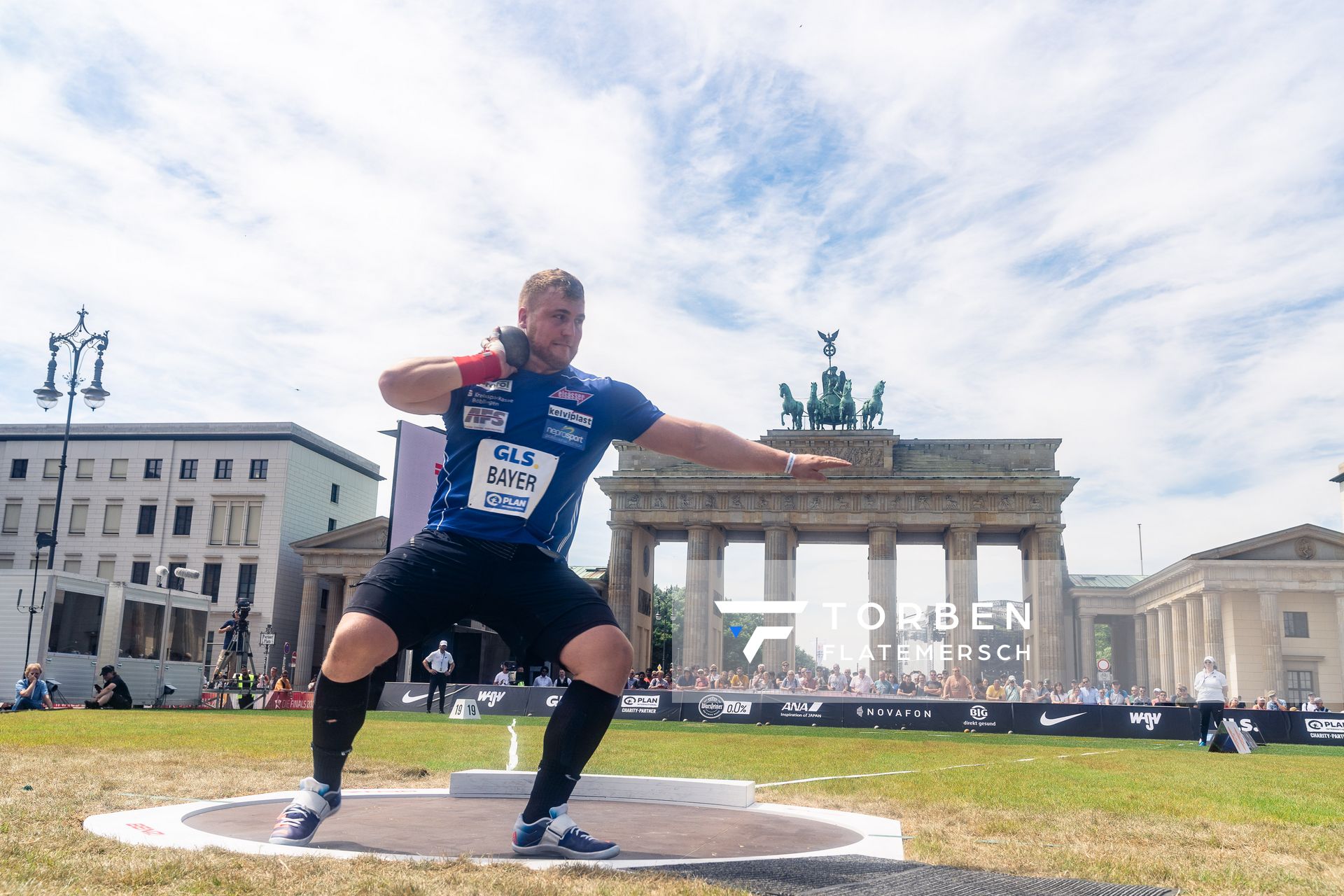 Simon Bayer (VfL Sindelfingen) beim Kugelstossen waehrend der deutschen Leichtathletik-Meisterschaften auf dem Pariser Platz am 24.06.2022 in Berlin